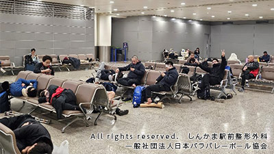 ↑空港ロビーで雑魚寝する選手・スタッフ(*_*;