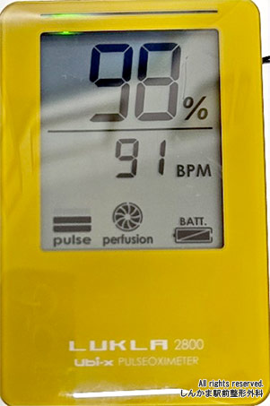 選手の体調管理に持参した、当院の酸素飽和度測定器