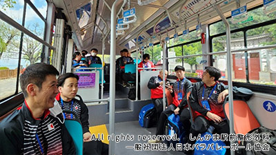 移動中のバス車内で歓談する選手たち