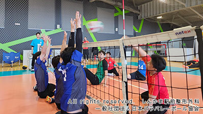 ブロックする日本選手