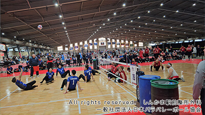 ブロックする日本選手