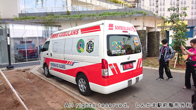 救急車は日本と同じトヨタのハイエース！インドネシアは昔日本の植民地だったこともあり、左側通行・右ハンドルのままなんです！