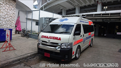 救急車はやはりトヨタのハイエース。タイも左側通行なので右ハンドルです。中も少し見えましたが日本の救急車と同様の設備がありましたよ(*^^)v昨年のアジアパラリンピック大会とは大違い（*^_^*）