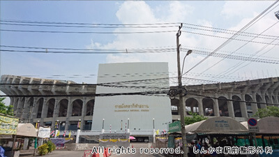 Sports Authority of Thailand（略称SAT）の入り口。目の前はサッカースタジアムです。