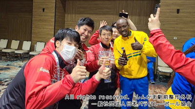 クロージングセレモニーにて。ルワンダの選手と日本選手(^^)/