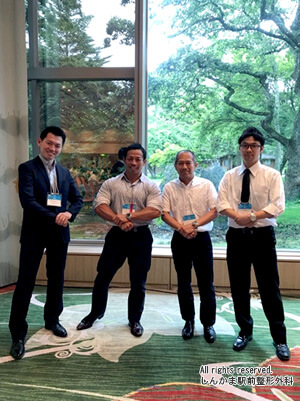 左から大学の後輩、岡田先生、恩師の野田先生、私。さすが岡田先生、全てが大きいです(@_@)